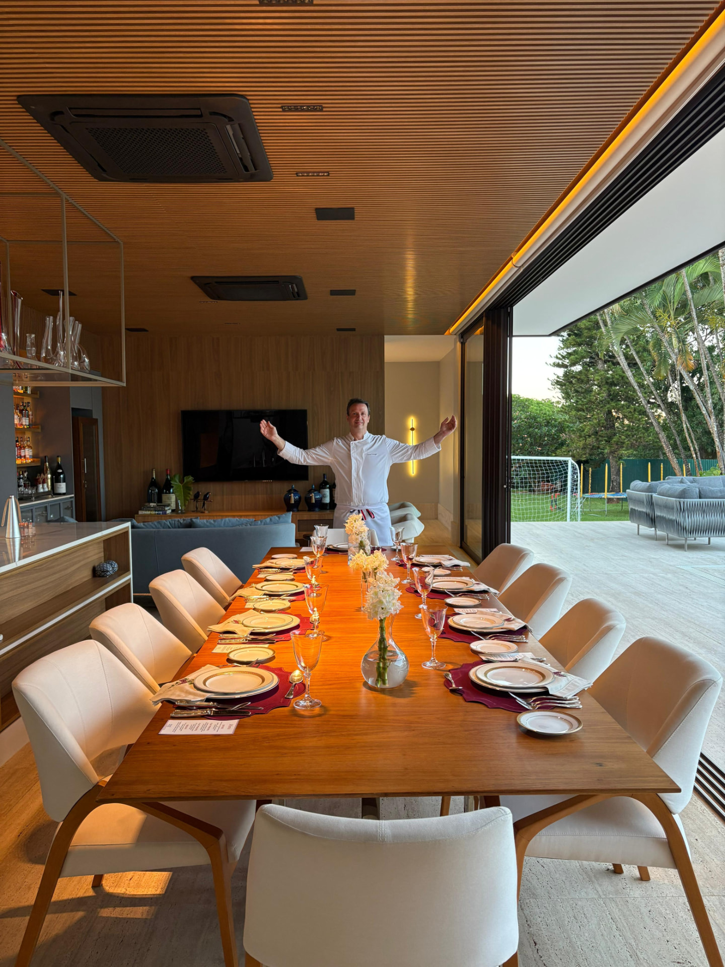 Chef Lionel Ortega recebendo convidados em serviço privado com mesa posta