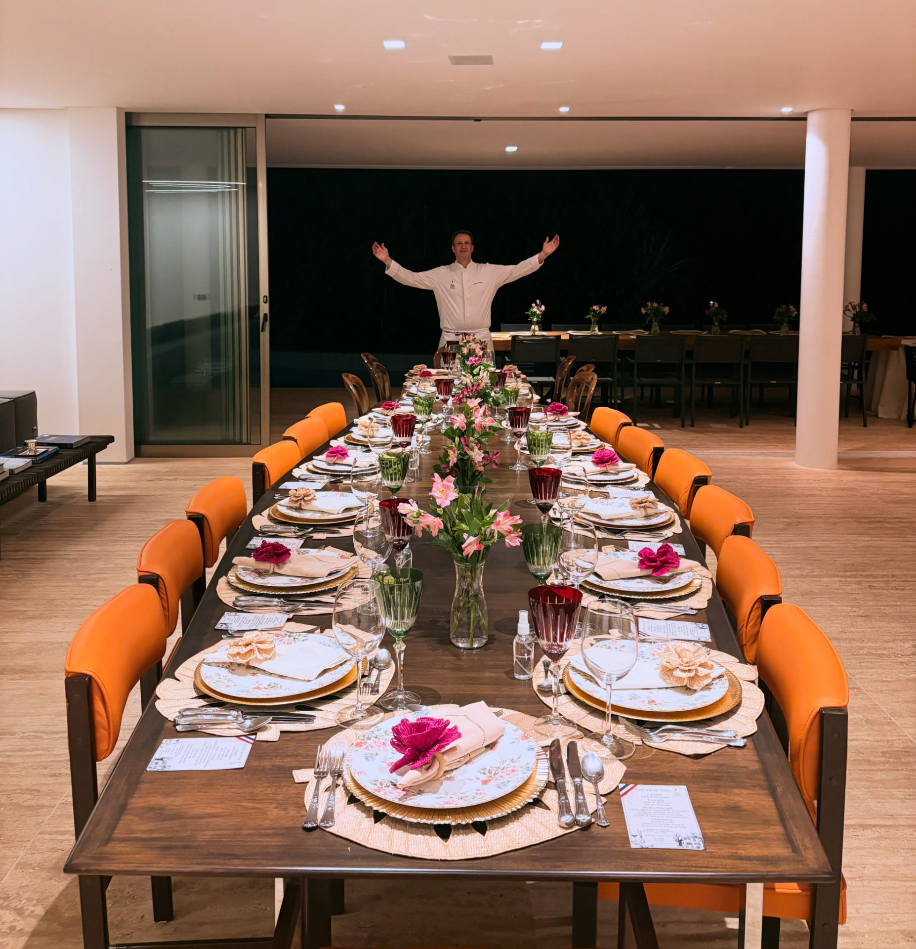 Mesa posta elegante com chef Lionel Ortega em serviço privado
