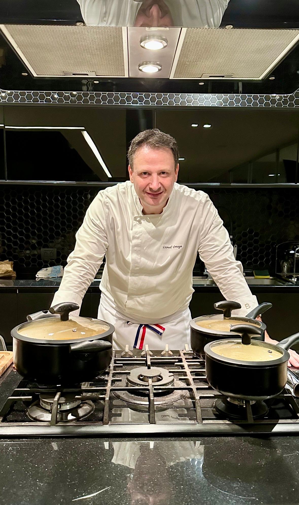 Chef Lionel Ortega finalizando preparos em cozinha profissional
